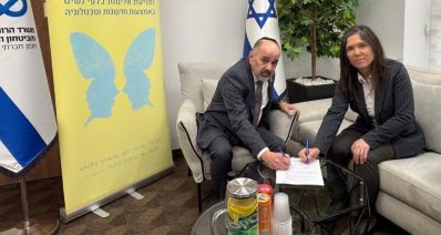 השר יעקב מרגי ומנכ"לית פורום מיכל סלה, לילי בן עמי, חותמים על ההסכם. צילום: דוברות משרד העבודה והרווחה