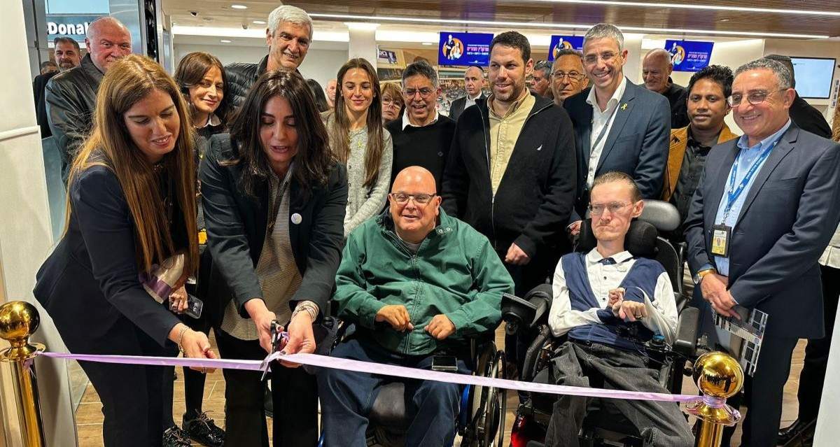 שרת התחבורה, מירי רגב, חונכת את הטרקלין החדש. צילום: דוברות משרד התחבורה