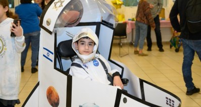 תחפושת מעוצבת מותאמת לילד עם מוגבלות. צילום דוד גארב