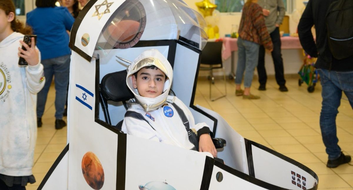 תחפושת מעוצבת מותאמת לילד עם מוגבלות. צילום דוד גארב