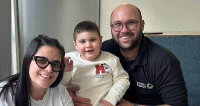 ההורים גיא וטליה עם אימרי בין שניהם