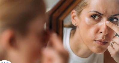 אילוסטרציה לדימוי גוף. בחורה מצביעה על החלק העליון של האף