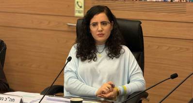 ח״כ נעמה לזימי יושבת על כיסא בוועדה בכנסות
