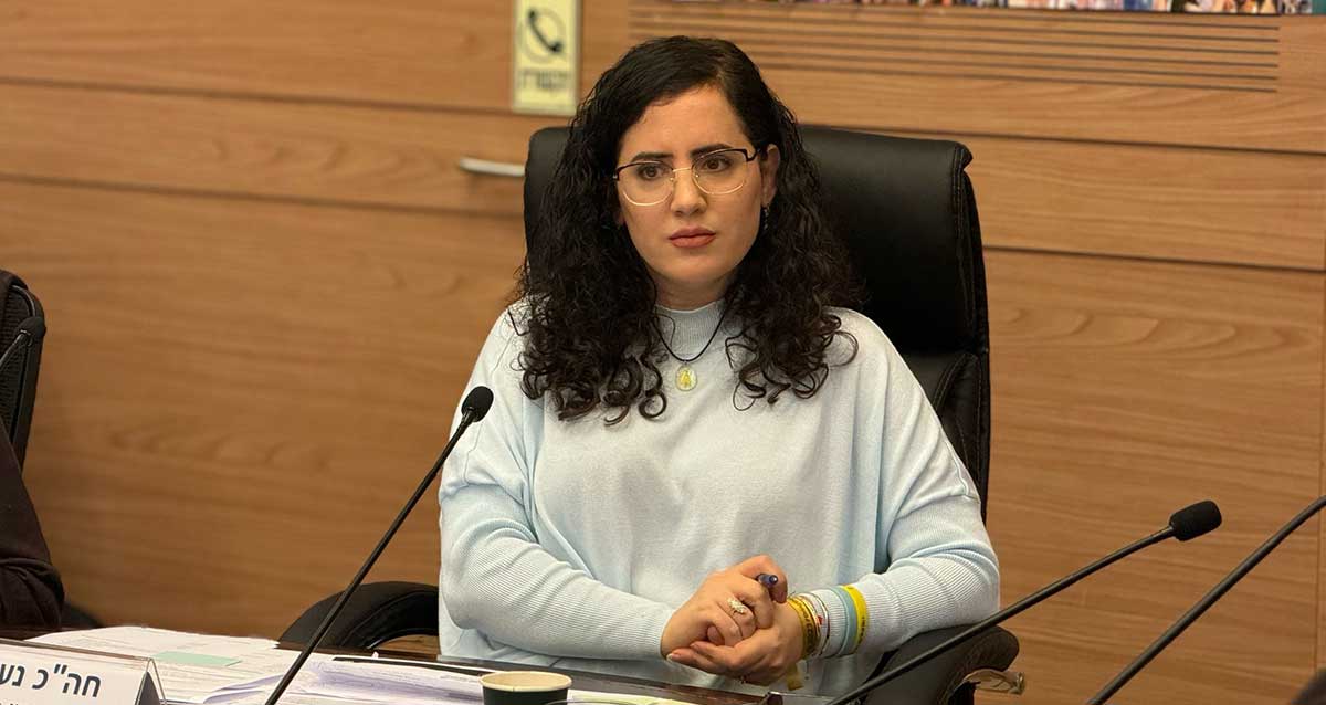 ח״כ נעמה לזימי יושבת על כיסא בוועדה בכנסות