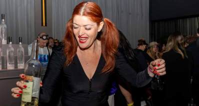 נגה ניר נאמן בנשף פורים של עמותת שניר עם בקבוק ביד.