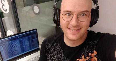 אור בלומשטיין עם אוזניות, צילום של הפנים. מרכיב משקפיים.