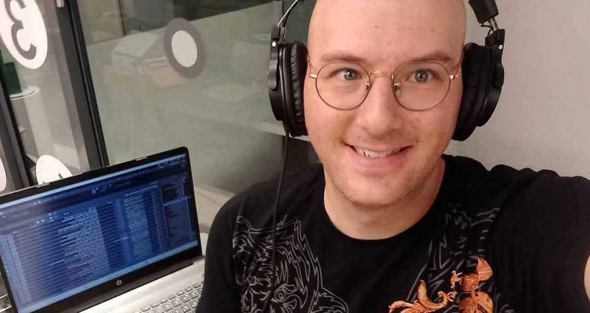 אור בלומשטיין עם אוזניות, צילום של הפנים. מרכיב משקפיים.