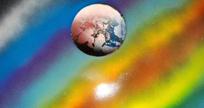 חוג ציור ב-ספריי בפנימיית כפר האורנים. ציור של כדור הארץ וסביבו קרני שמש צהובות ופסים כחולים.