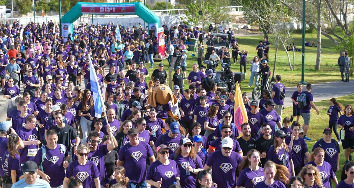 המרוץ השנתי של עמותת "איתן - כל אחד יכול". הרצים בקו הזינוק עם דגלים ובחולצות כחולות.