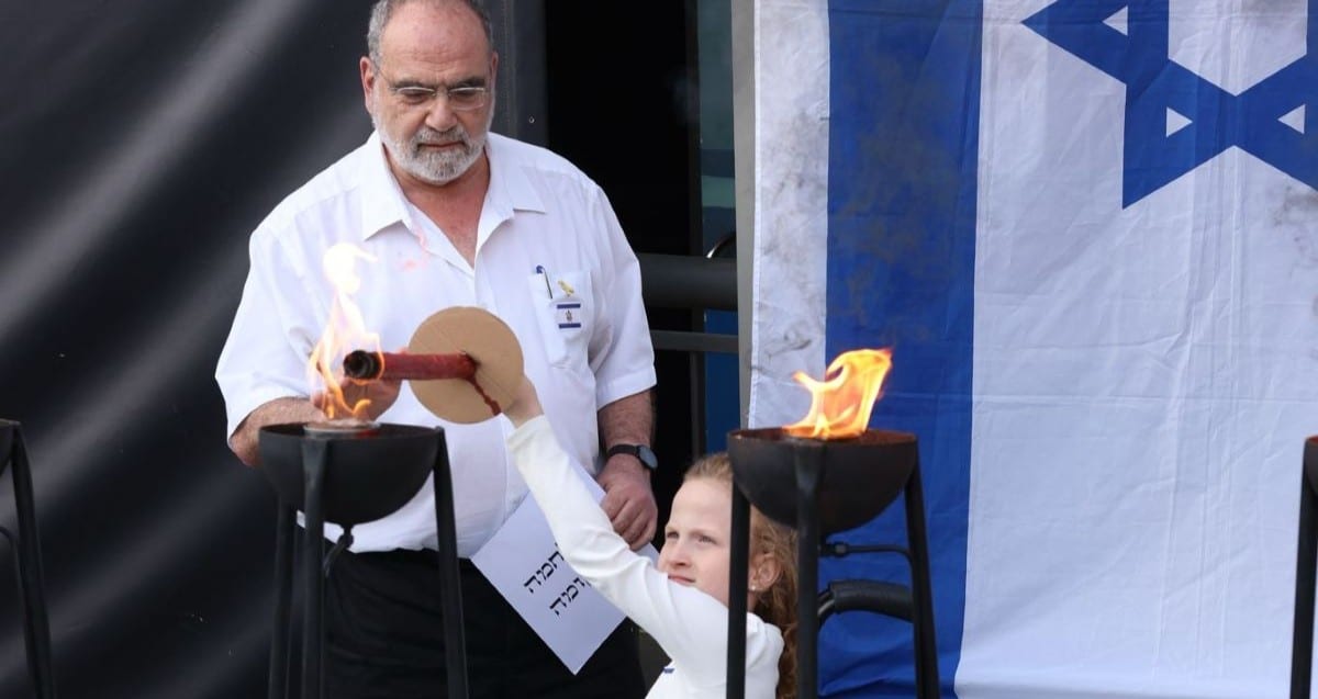 עומר יהלום חברת איל"ן עם ד"ר חגי אמיר מנהל בית החולים לוינשטיין, מדליקים משואה יחד. צילום: חן גלילי
