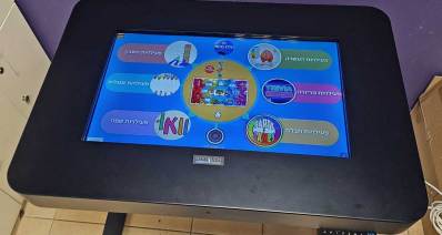 פתרונות טכנולוגיים בחינוך המיוחד ברעננה. שולחן אינטראקטיבי ומסך מגע. במסך מוצגים 6 נושאים: פעילויות העשרה, פעולות טריוויה, פעילויות חברתיות, פעילויות חשבון, פעילויות אנגלית, פעילויות שפה.