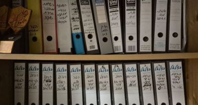 קלסרים שנתפסו בחקירה. צילום: דוברות ביטוח לאומי