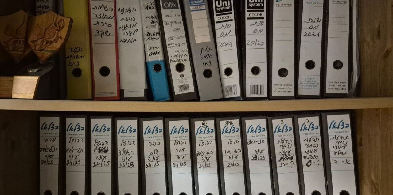 קלסרים שנתפסו בחקירה. צילום: דוברות ביטוח לאומי