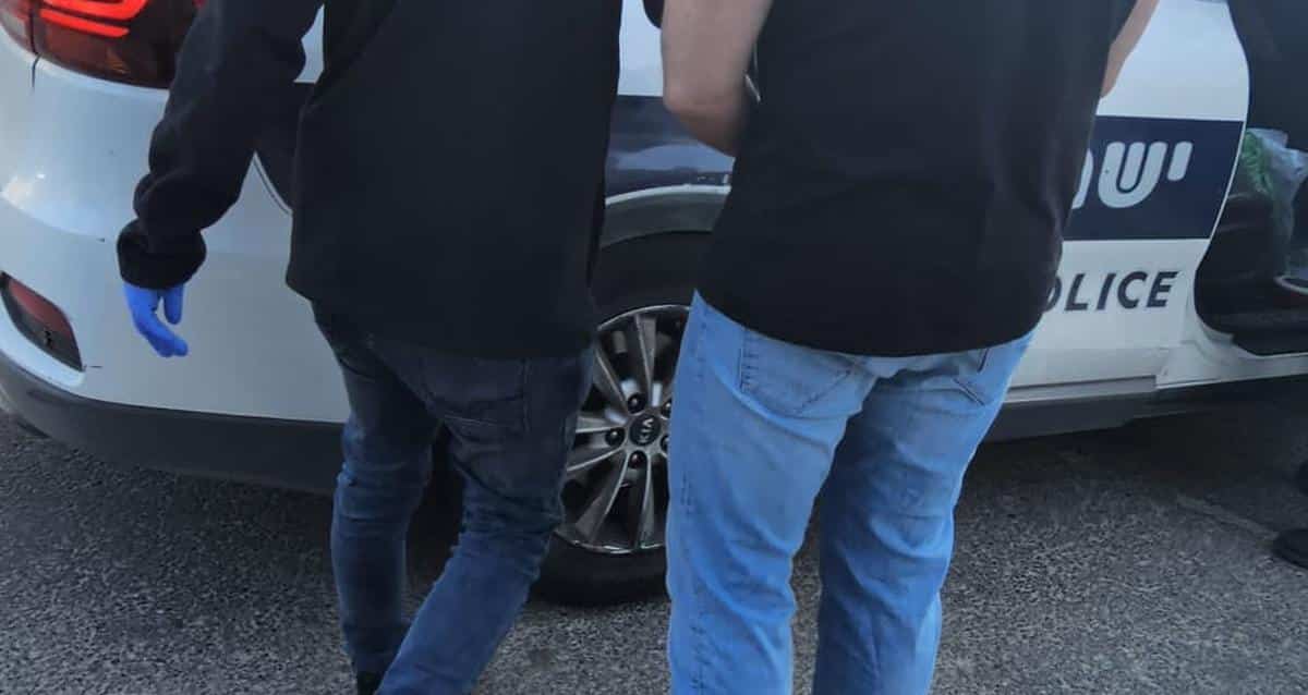 מעצר אחד החשודים. עיבוד AI מתוך תיעוד המשטרה - מערכת