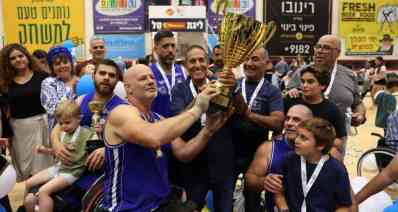 דותן מישר עם הגביע. צילום: קרן אייזקסון