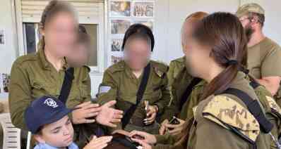 התצפיתניות עם הילד. צילום: דוברות יכ"ל