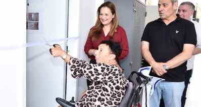 קובעים מזוזה בבית בקריית מוצקין. צילום: איל"ן