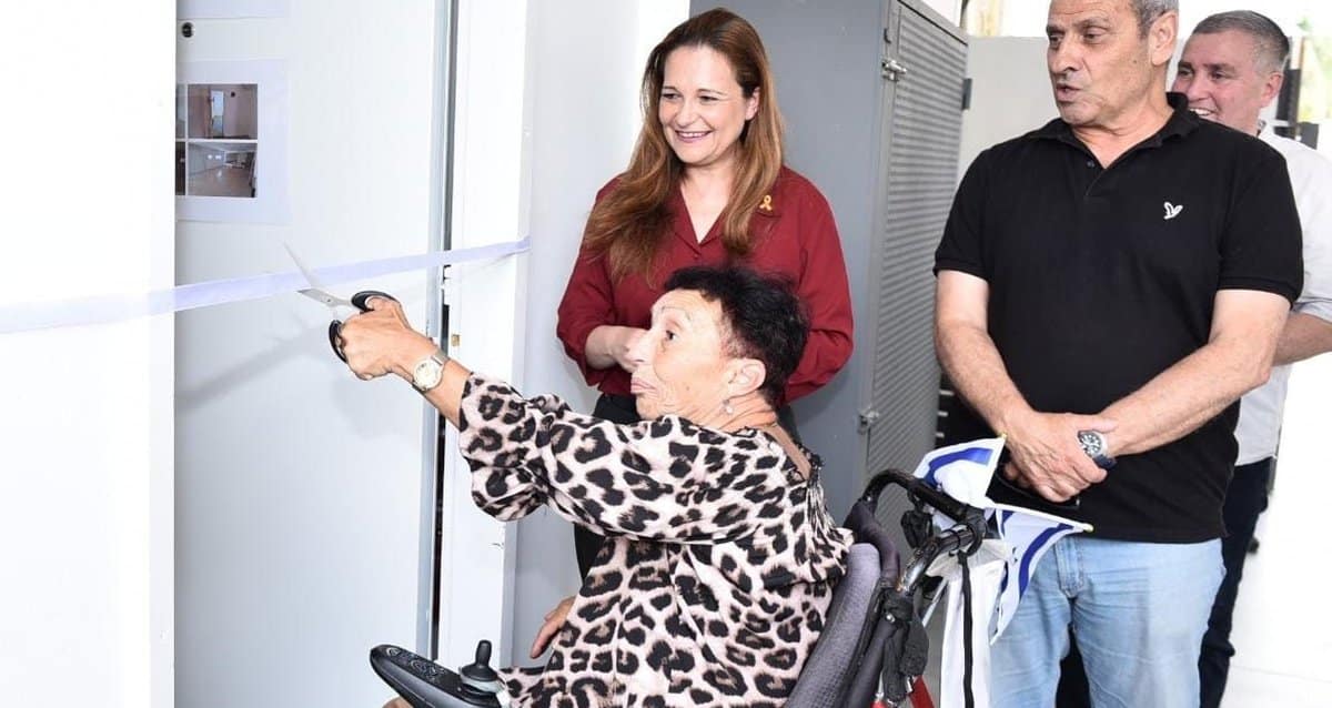 קובעים מזוזה בבית בקריית מוצקין. צילום: איל"ן