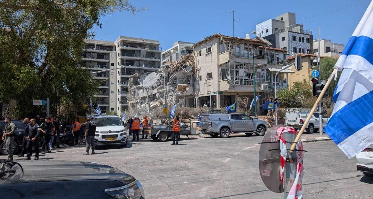 בניין בשרון לאחר נפילת טיל. הכשרה בדגש על מצבי חירום. צילום: שרון אונליין