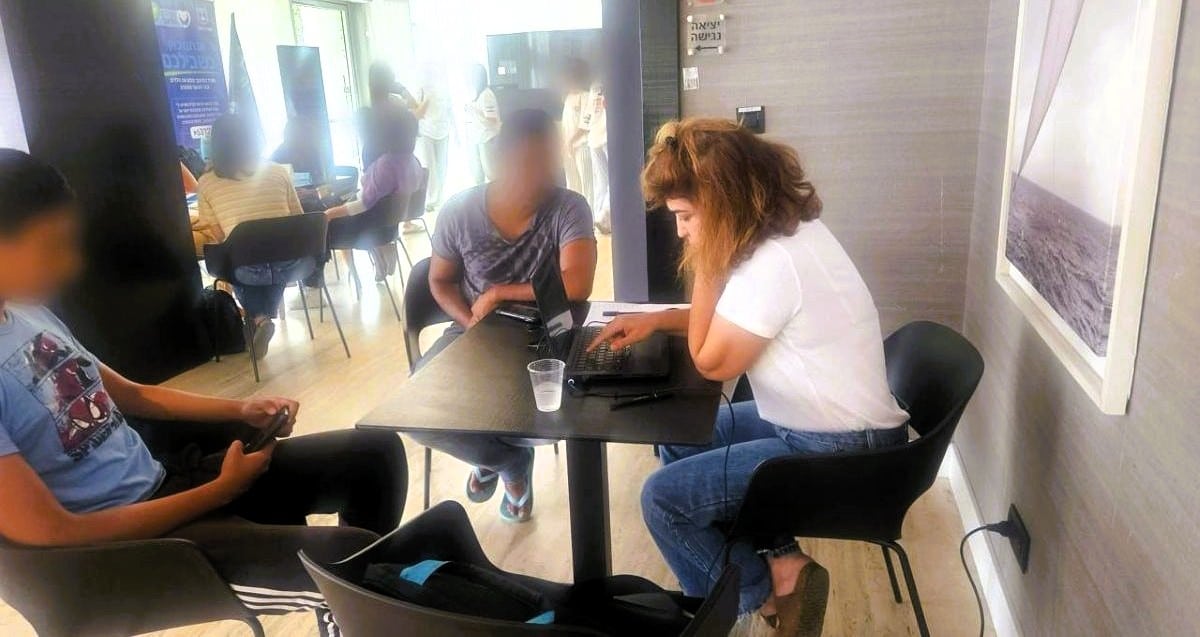 העמדה המאולתרת של חגית נזרי במלון המפונים. צילום: ביטוח לאומי