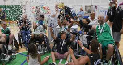 האריות חוגגים גביע. צילום: קרן איזנקסון