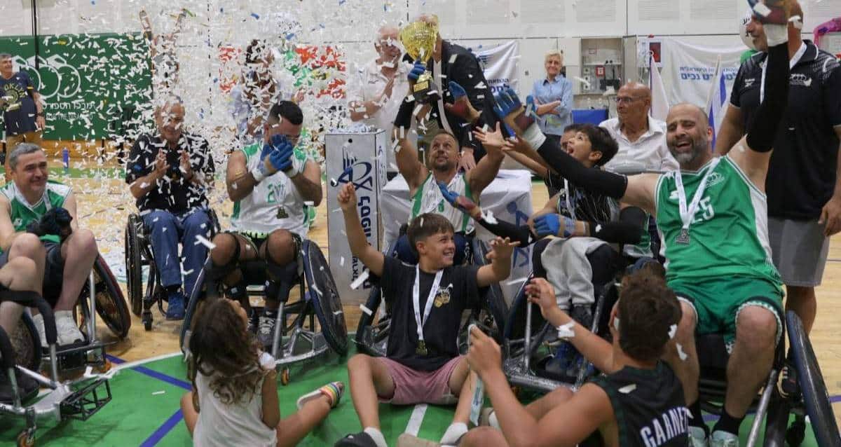 האריות חוגגים גביע. צילום: קרן איזנקסון