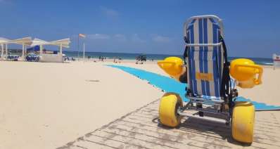 כסא נגיש למים בחוף השווה בהרצליה. צילום: דוברות עיריית הרצליה