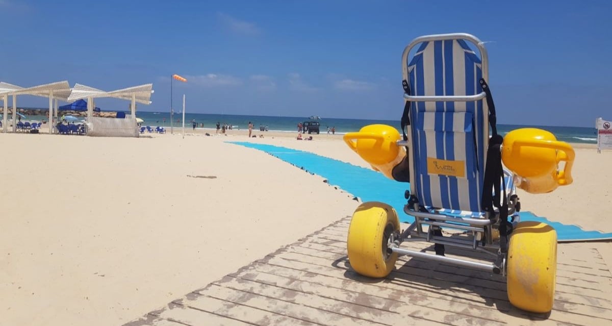 כסא נגיש למים בחוף השווה בהרצליה. צילום: דוברות עיריית הרצליה