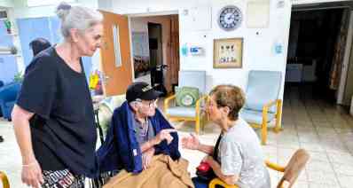 מייקל בן יוסף, בן 100, עם צוות הניידת. צילום: למענם