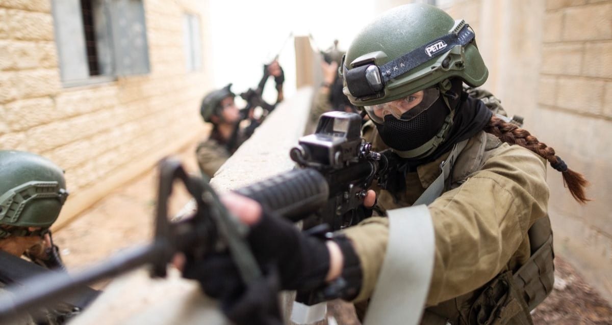 חיילים בלחימה. צילום: איתי כהן, במחנה