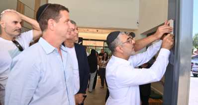 יריב פישר בקביעת מזוזה בבית אילן גילאון. צילום: עיריית הרצליה