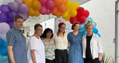 טקס החנוכה של בית רז. בצילום משמאל לימין -עמיר לרנר ,נעמי סטוצ'ינר ,עדנה קרני ,חנה ימין שרקי,ענת גריינפר ויעל וייס. צילום: בית איזי שפירא