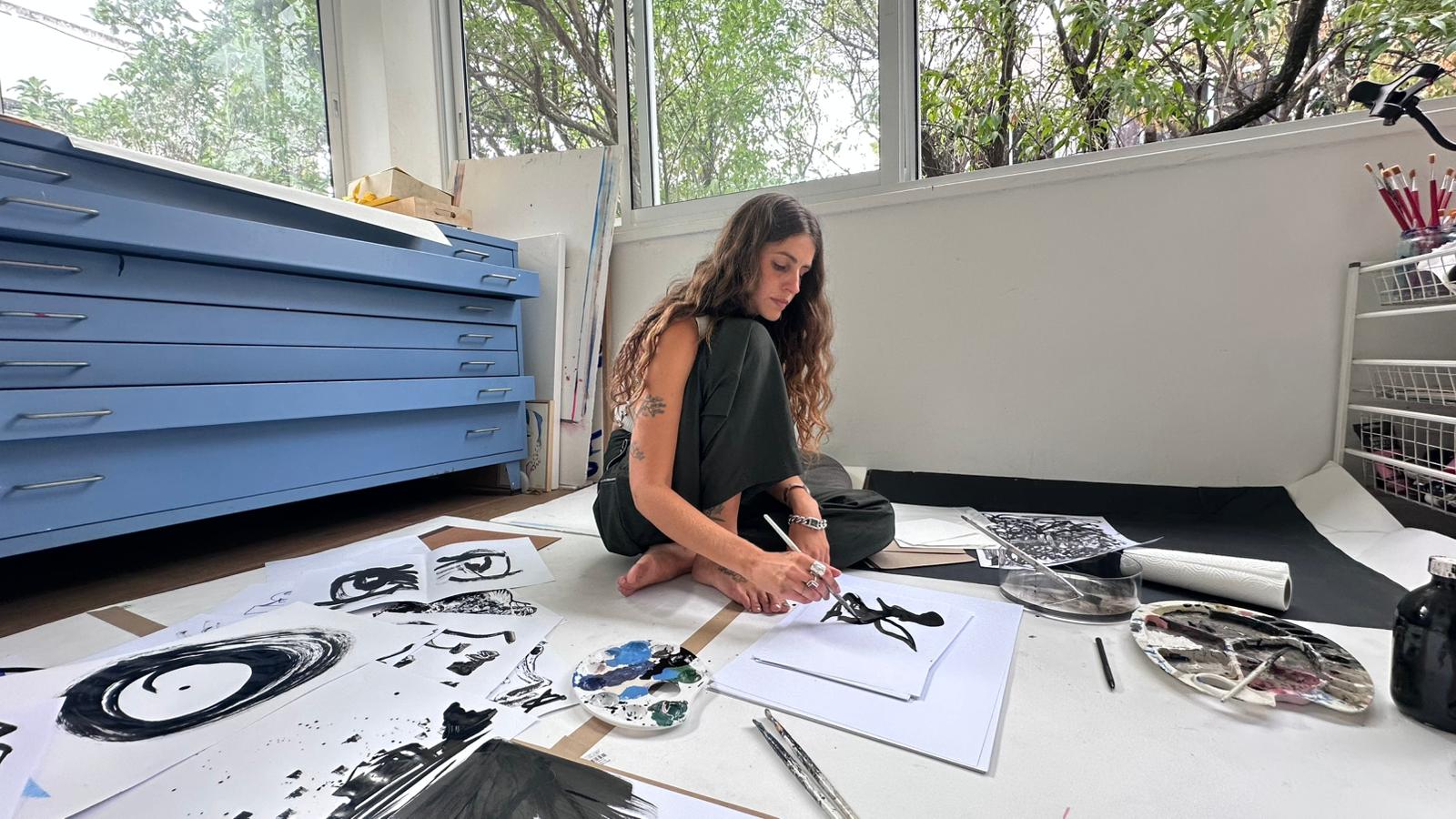 יובל תפוחי בעבודה עם שירה בר. צילום: שירה בר