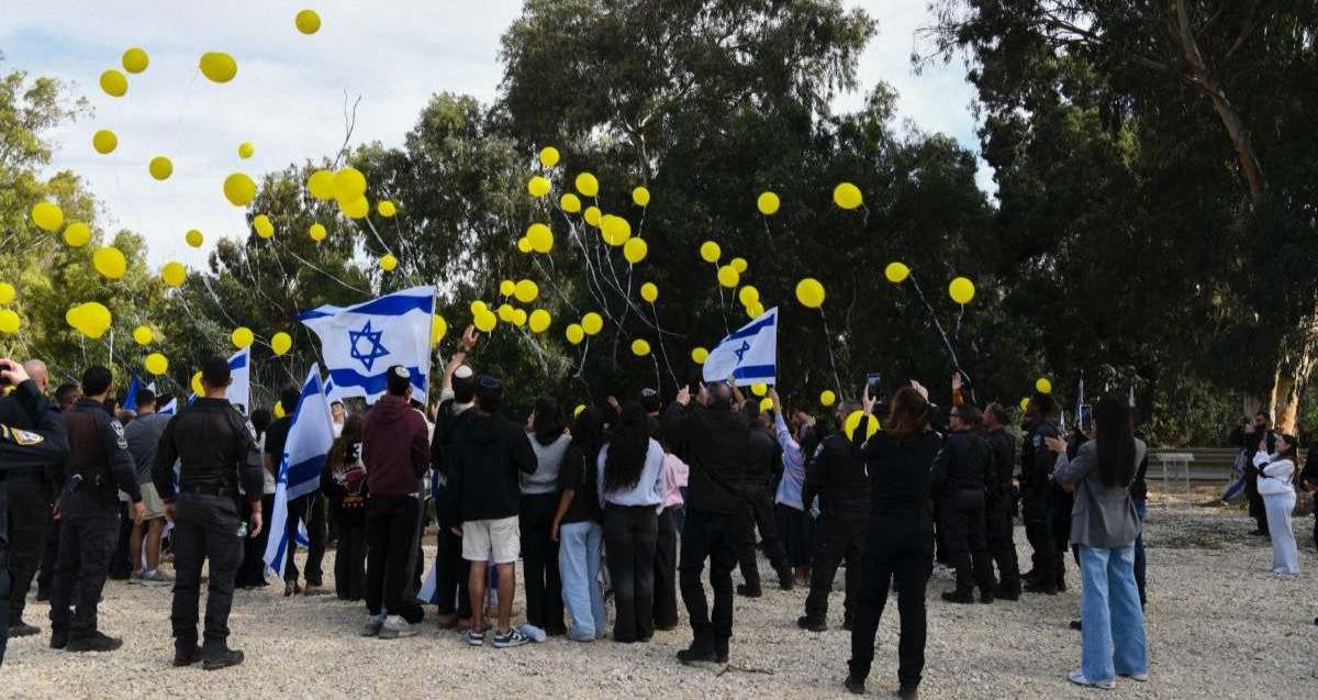 נערי המכינה מפריחים בלונים צהובים. צילום: מכינת עלומים