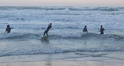 החניכים בפעילות בים. צילום: קבוצת גיא