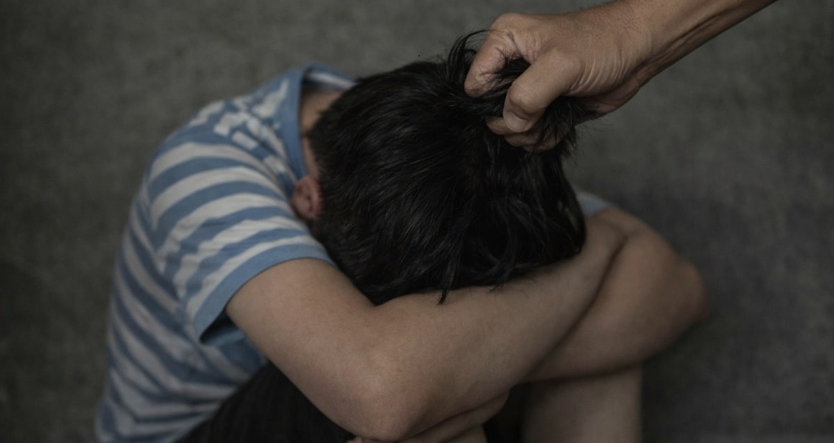 צילום להמחשה - אחיזה בשיער של ילד. עיבוד AI - מדיה היפר לוקאלית