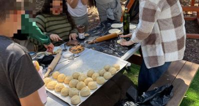 פיתות בטאבון בטוקאייר. צילום: קבוצת גיא