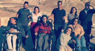 עו"ס אוראל עייש עם צעירים עם מוגבלויות. צילום: פרטי