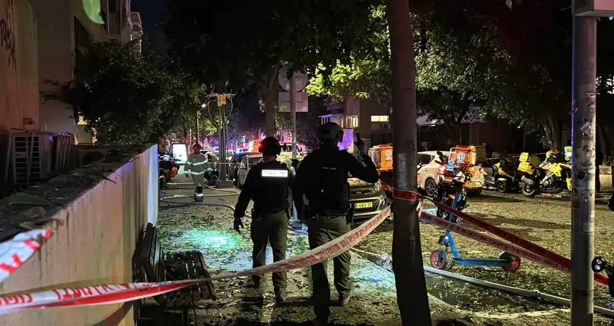 זירת נפילת טיל בתל אביב. צילום: דוברות המשטרה