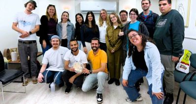 ידידיה תורג'מן ומשתתפי המפגש. צילום: עידית יוקר קמינר, עמותת כוונים