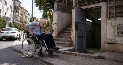 קשיש בדרך למקלט. איור AI - מדיה היפר לוקאלית