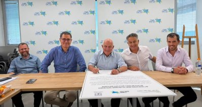 השר חיים כץ חותם על ההסכם להעברת בתי החולים מזור ומרחב. צילום: משרד הבריאות