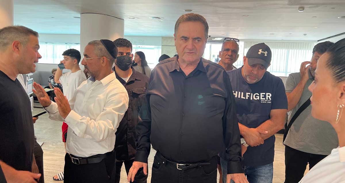 ישראל כץ עם רפי קדושים ואנשים נוספים סביב