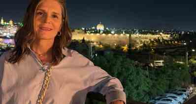 חברת הכנסת מיכל וולדיגר מצולמת על רקע חומות העיר העתיקה בירושלים בשעות הלילה. צילום: מדף הפייסבוק שלה