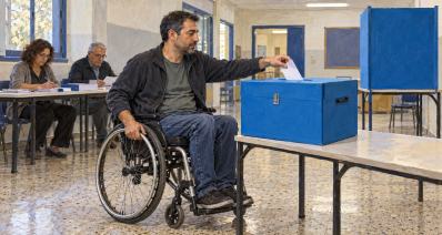 קלפי מונגשת. איור AI: אתר רגישות